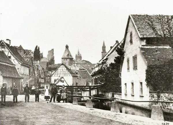 Blick vom „Müll“ auf Weinheim (1873) mit Kirchturm von St. Laurentius, Schlossturm, Müllheimer Torund  das große Wehr an der Lohnmühle.