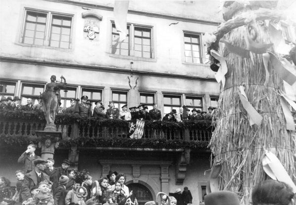 Summerdag Offiziere der Militärregierung und ihre Damen auf dem Balkon des Alten Rathauses.