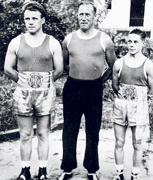Auslandsstart_01 Die Boxer Helmut Pfirrmann (links) und Edgar Basel und Vereinstrainer Karl Pfirrmann