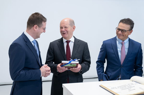 Oberbürgermeister Just, Bundeskanzler Scholz und Freudenberg-Vorstandsvorsitzender Sohi.