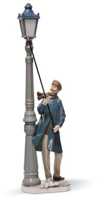 Ein Laternenanzünder zündet eine Gaslaterne an. Ein Laternenanzünder zündet eine Gaslaterne an (Porzellanfigur).