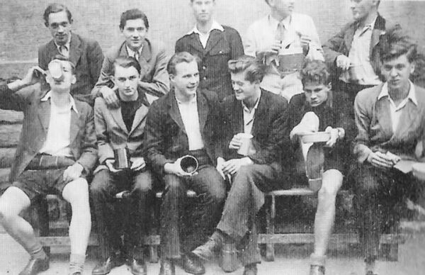 Essen war wichtiger als Fotografieren. Deshalb gibt es im Stadtarchiv kein Foto von der Hoover-Speisung. Die Aufnahme Unterprima-von 1949 wurde 2001 im Festbuch „125 Jahre Schulgeschichte“ des Werner-Heisenberg-Gymnasiums veröffentlicht. Bild: privat