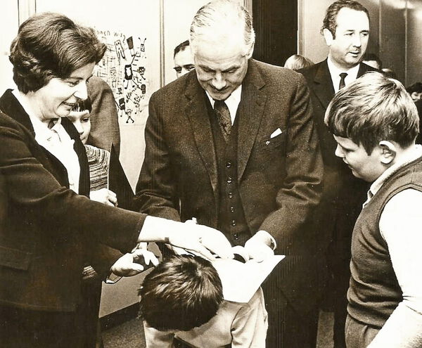 Gesamtschüler mit Dr. Gisela Freudenberg, Kultusminister Professor Hahn und Ministerialdirektor Dr. Piazzolo Gesamtschüler mit Dr. Gisela Freudenberg, Kultusminister Professor Hahn und Ministerialdirektor Dr. Piazzolo