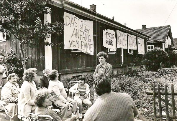 Sitzblockade von Anwohnern im Mai 1982 im Stahlbad.