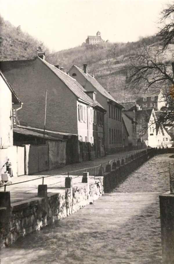 Blick in die Burggasse mit dem einst offen fließenden Grundelbach. Blick in die Burggasse mit dem einst offen fließenden Grundelbach.