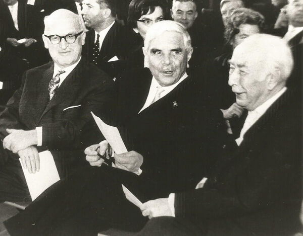 70. Geburtstag von Richard Freudenberg. Mit Altbundespräsident Theodor Heuss und dem baden-württembergischen Ministerpräsidenten Gebhard Müller. Dr. Gebhard Müller, Richard Freudenberg und Professor Dr. Theodor Heuss bei Freudenbergs 70. Geburtstag