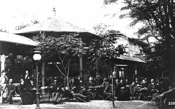 Der Liegegarten des Weinheimer Stahlbads im Jahr 1891.