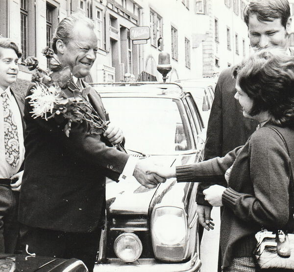 Willy Brandt wird wie ein Filmstar begrüßt.