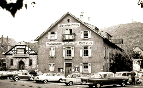 Die Gebäude des ehemaligen Bender’schen Instituts mit Turnhalle.
