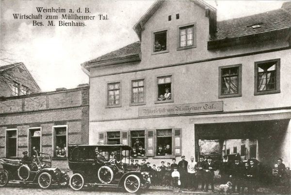 Vornehme Autodroschken vor dem Gasthaus „Zum Müllheimer Tal“. Das traditionsreiche Haus gibt es heute nicht mehr.