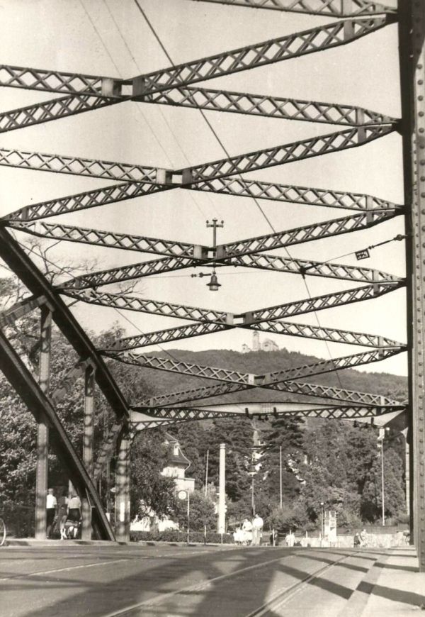 Bild der Stahlträger der Brücke.