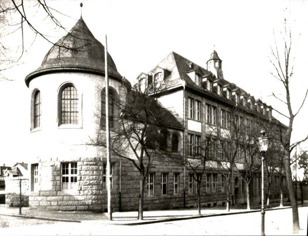 Die alte Gewerbeschule an der Ecke Bahnhof-straße/Schulstraße.