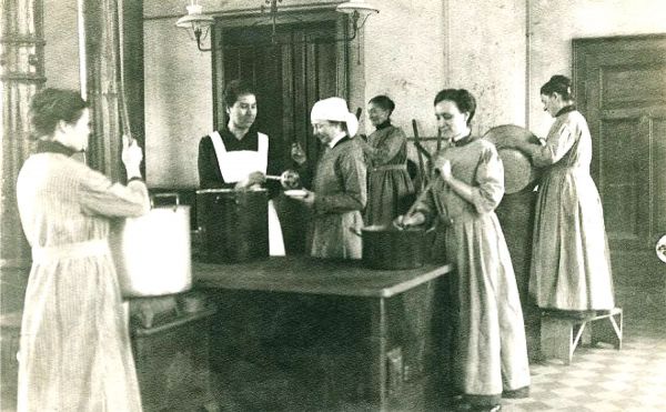 Frauen arbeiten in der Weinheimer Kriegsküche