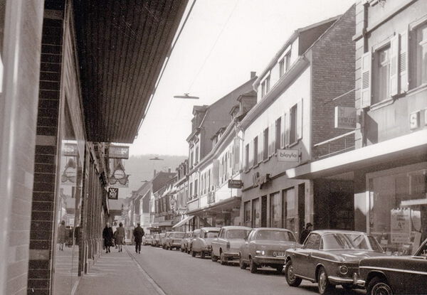 Die Hauptstraße mit Autos (1971)