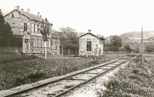 Wirtschaftsgebäude und Haltestelle Stahlbad an der Nebenbahn Weinheim-Mannheim. Wirtschaftsgebäude und Haltestelle Stahlbad an der Nebenbahn Weinheim-Mannheim.