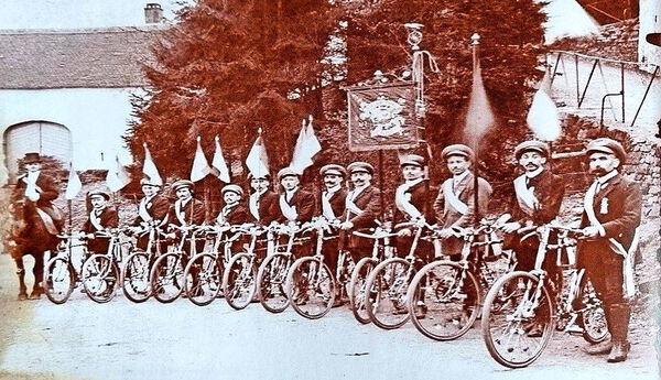 Heisel_Josef_3_Fahrrad Gruppe Männer mit Fahrrädern, Flaggen (historische Foptografie)