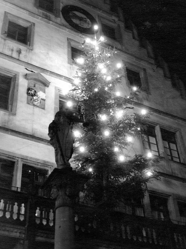Wenn’s kalt wurde, war der Kappenmarkt nicht mehr weit. Weihnachtsbaum vor dem Alten Rathaus.