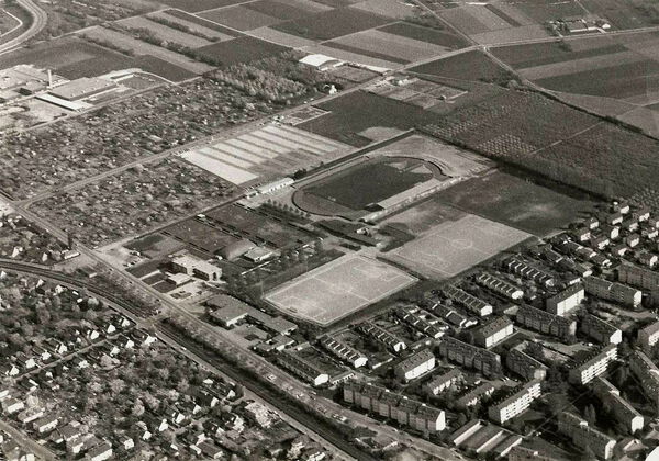 Wohnbebauung undr Sportstättenbau in der Weinheimer Allmend (Luftbild). Wohnbebauung undr Sportstättenbau in der Weinheimer Allmend (Luftbild).