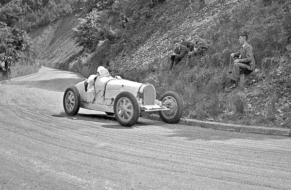Rennauto am Wachenberg (historische Aufnahme)