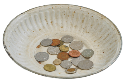 Münzen in einem Blechteller