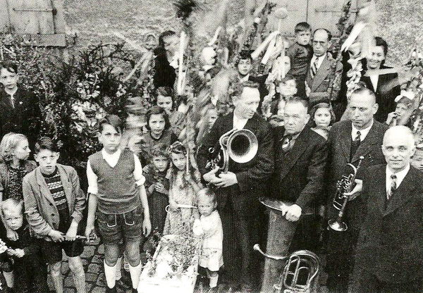 Sommertagszug 1946: Kinder und Musiker.