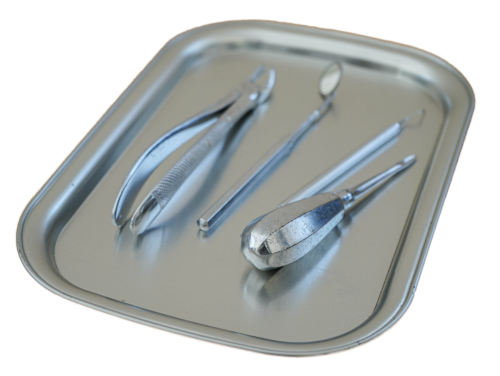 Zahnarztinstrumente auf einer metallenen Schale