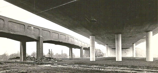 Zwei Zeppelinbrücken: links die 1911 errichtete, 1968 abgebrochene alte Zeppelinbrücke, rechts die zur Anbindung der Westtangente an die B 3 entstandene neue Zeppelinbrücke. Zwei Zeppelinbrücken: links die 1911 errichtete, 1968 abgebrochene alte Zeppelinbrücke, rechts die zur Anbindung der Westtangente an die B 3 entstandene neue Zeppelinbrücke.