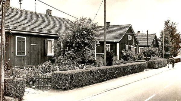 Stahlbad: Zeppelinstraße mit Holzhäusern. Stahlbad: Zeppelinstraße mit Holzhäusern.
