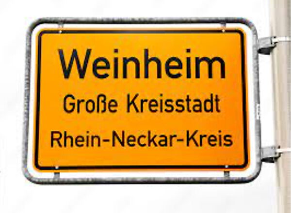 Ortseingangsschild der Stadt Weinheim.