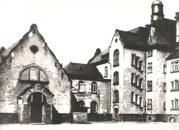 Gymnasium_08 Das Schulhaus und die Gebäudeteile, die seit 1901 Teile des Neubaues waren.