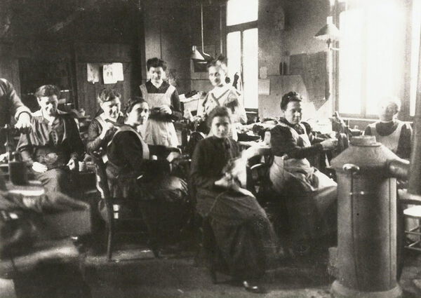30 Frauen arbeiteten in den beiden letzten Jahren des 1. Weltkriegs in der Kriegsschuhflickerei.