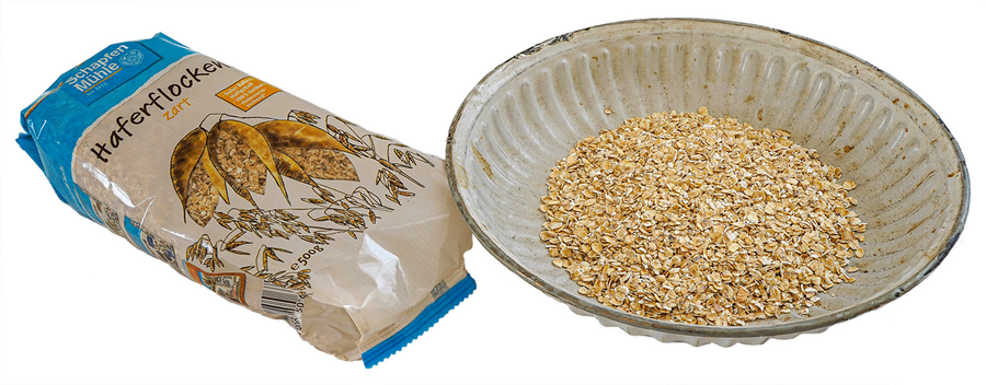 Haferflocken Haferflocken: Packung, Flocken in einem Blechteller