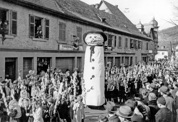Summerdag_02 Der erste Sommertagszug nach dem Ende des Zweiten Weltkriegs passiert die Fachgeschäfte am Petersplatz.