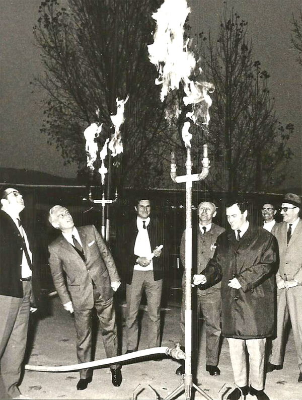 Entzündung der ersten Erdgasfackel in Weinheim. Hans Pfisterer entzündet an der Übergabestation Freudenberg beim Langmaasweg die erste Erdgasfackel in Weinheim.