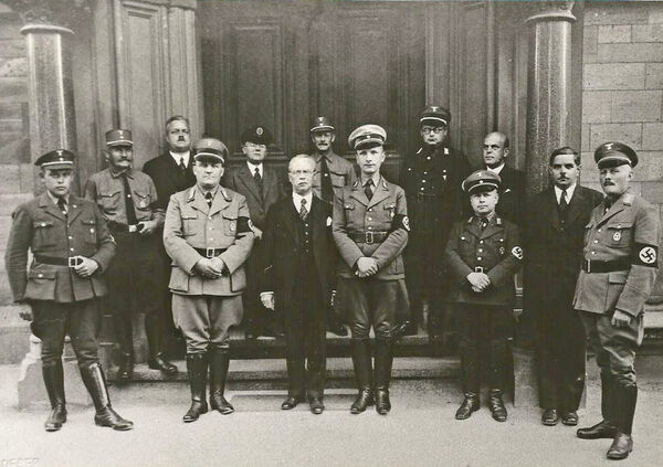 Der Weinheimer Gemeinderat nach der Zuwahl von Ministerpräsident Walter Köhler und Kreisleiter Karl Friedrich.
