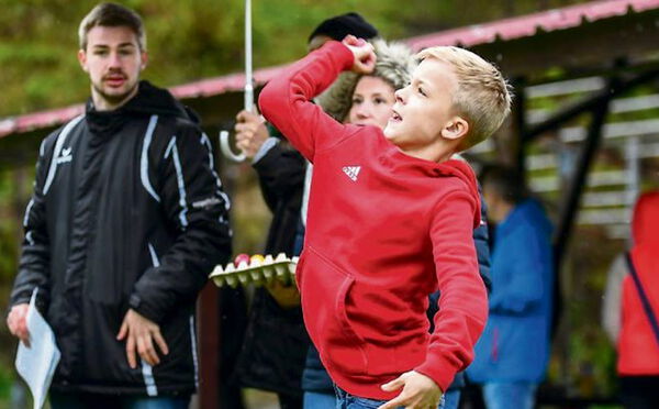 Osterbrauch_02 Junge beim Ostereierwerfen in Wünschmichelbach