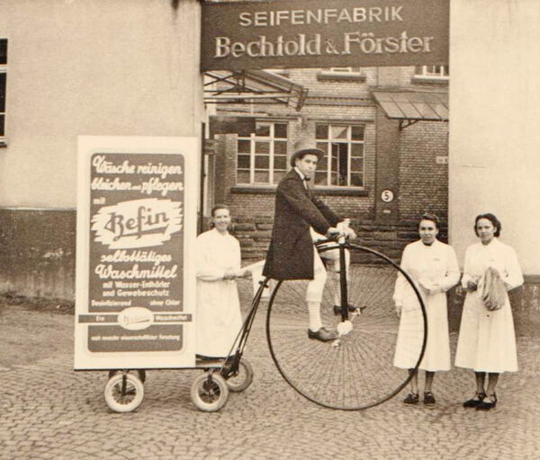 Badenia_4 Werbung für Badenia-Seife. Mann auf einem Hochrad mit Werbeanhänger.