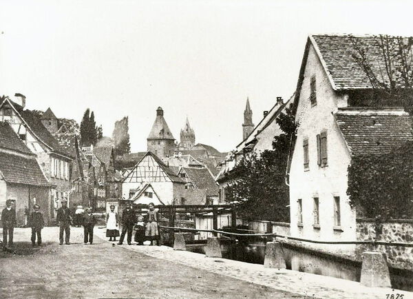 Blick vom „Müll“ auf Weinheim (1873) mit Kirchturm von St. Laurentius, Schlossturm, Müllheimer Torund das große Wehr an der Lohnmühle. Blick vom „Müll“ auf Weinheim (1873) mit Kirchturm von St. Laurentius, Schlossturm, Müllheimer Torund das große Wehr an der Lohnmühle.