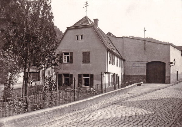 Wohnhaus als die letzte Erinnerung an die alte Oehlig-Mühle, ’s Platze Fabrik und den Fellspeicher. Wohnhaus als die letzte Erinnerung an die alte Oehlig-Mühle, ’s Platze Fabrik und den Fellspeicher.