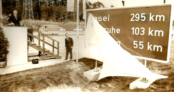 Das erste Straßenschild (Entfernungstabelle) wird enthüllt.