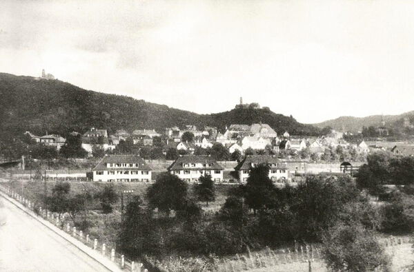 Badeniastrasse Blick nach Osten auf die Badeniastrasse und die Weinheimer Burgen.