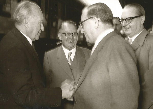Konrad Adenauer mit Bundesschatzminister Hermann Lindrath, Bundesaußenminister Heinrich von Brentano, begrüßt von Landrat Gaa.