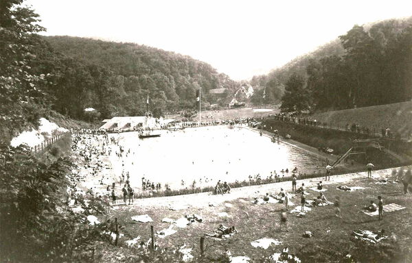 Bild des der Weinheimer SA übergebene „Horst-Wessel-Bads“ an der badisch-hessischen Grenze im Birkenauer Tal. Bild des der Weinheimer SA übergebene „Horst-Wessel-Bads“ an der badisch-hessischen Grenze im Birkenauer Tal.
