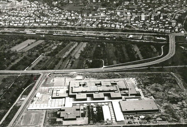 Baustelle der Gesamtschule. Main-Neckar-Bahn und Güterbahnhof trennen das Stadtgebiet Weinheim in Hälften. Baustelle der Gesamtschule. Main-Neckar-Bahn und Güterbahnhof trennen das Stadtgebiet Weinheim in Hälften.