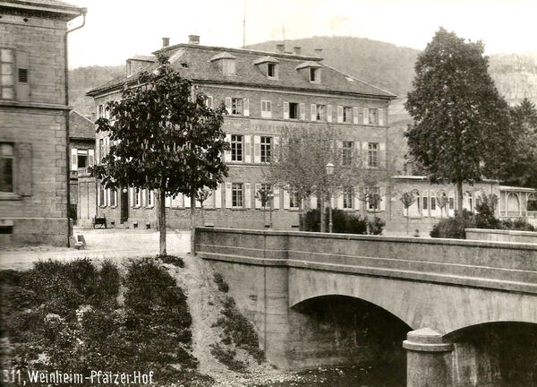 Pfälzer Hof mit Steinerner Brücke (historische Postkarte, schwarz-weiß)