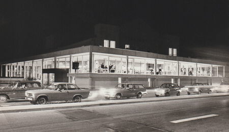 Historische Ansicht der Stadthalle bei Nacht.