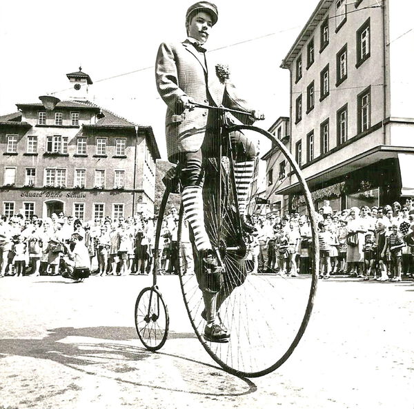 Junger Mann auf einem Hochrad auf dem Dürreplatz.