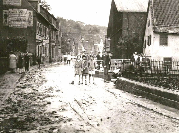 Hochwasserfolgen auf der Müllheimer Talstraße beim Gasthaus „Zum goldenen Stern”. Hochwasserfolgen auf der Müllheimer Talstraße beim Gasthaus „Zum goldenen Stern”.