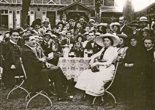 Feiernde Runde in der Stahlbad-Aussenwirtschaft.