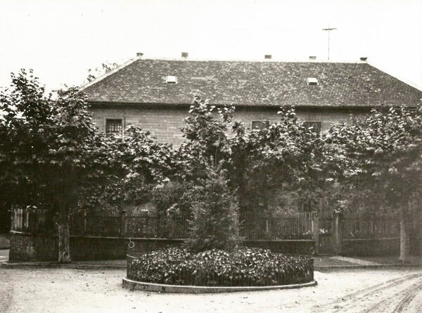 Gefaengnis_01 Gefängnis hinter viel Grün versteckt